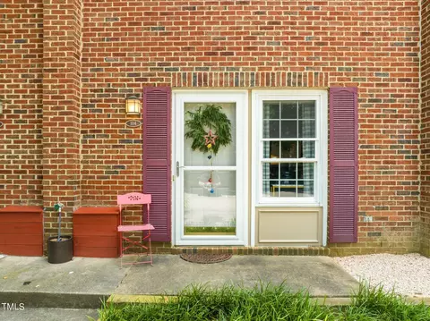 104 Friar Ln, Carrboro, NC 27510