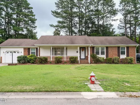 906 Dixie Dr, Selma, NC 27576 photo 2