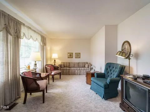 906 Dixie Dr, Selma, NC 27576 photo 5
