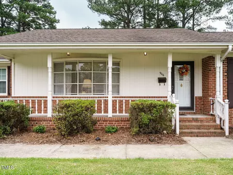 906 Dixie Dr, Selma, NC 27576 photo 3