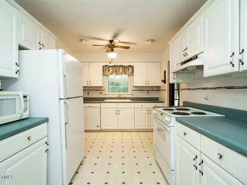 906 Dixie Dr, Selma, NC 27576 photo 14