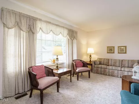 906 Dixie Dr, Selma, NC 27576 photo 6
