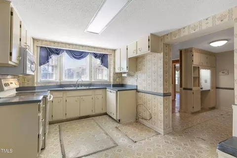 Kitchen - 113 E Stevens St, Smithfield, NC 27577 photo 5 of 7