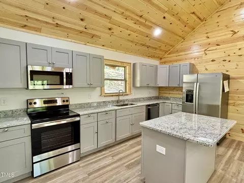 Kitchen - 13 Copper Fox Cor, Murphy, NC 28906 photo 2 of 2
