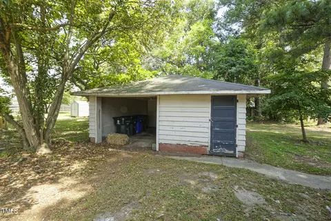 Exterior - 701 E Hill St, Benson, NC 27504 photo 5 of 8