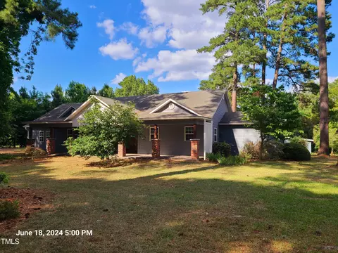 414 N Broad St, Roseboro, NC 28382