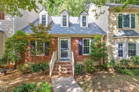 105 Hedgerow Ct, Cary, NC 27513