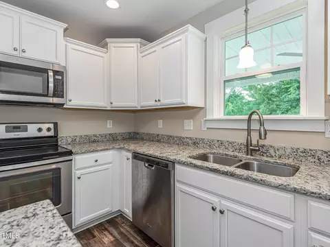 205 E Holmes St, Benson, NC 27504 photo 2