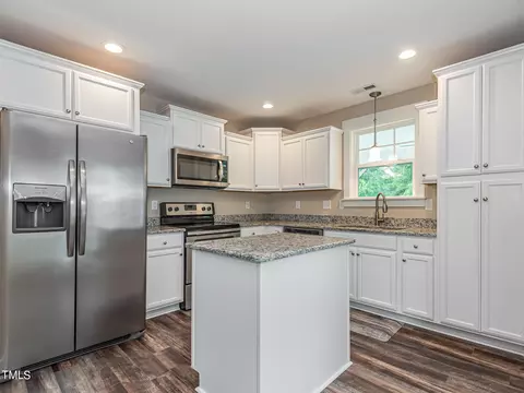 205 E Holmes St, Benson, NC 27504 photo 3