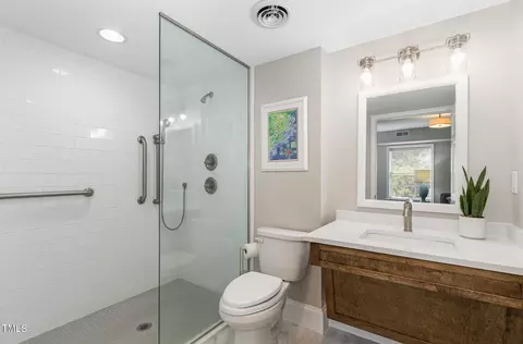 Bath - 2901 Augusta Ct, Raleigh, NC 27607 photo 4 of 4