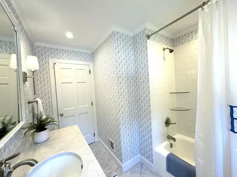 Bath - 2901 Augusta Ct, Raleigh, NC 27607 photo 2 of 4