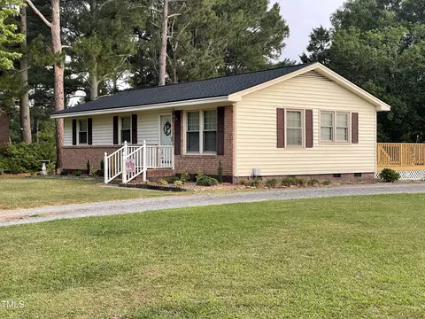 102 Wilma Dr, Selma, NC 27576