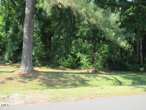 200 Meadow Dr, Fuquay Varina, NC 27526