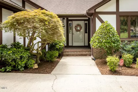 6113 Gainsborough Dr, Raleigh, NC 27612