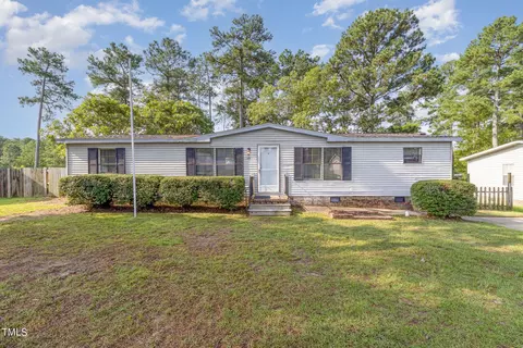 45 Old English Ln, Spring Lake, NC 28390
