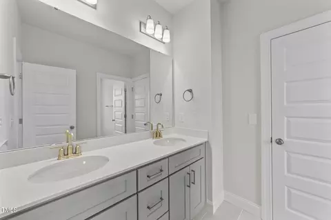 Bath - 90 Merrifield Ln, Garner, NC 27529 photo 4 of 5