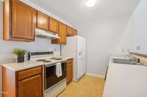 902 Gatehouse Ln, Durham, NC 27707 photo 5