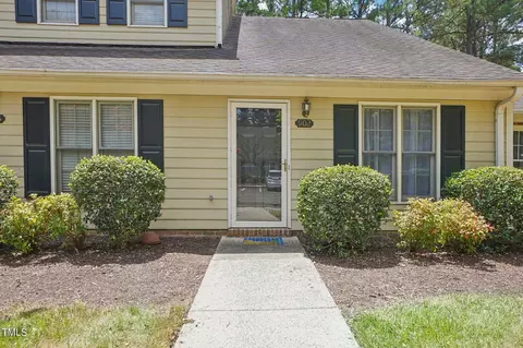 902 Gatehouse Ln, Durham, NC 27707 photo 2