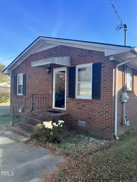 901 Oliver St, Mount Olive, NC 28365