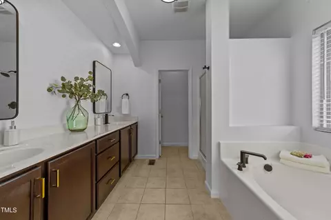 Bath - 3014 September Dr, Durham, NC 27703 photo 1 of 5
