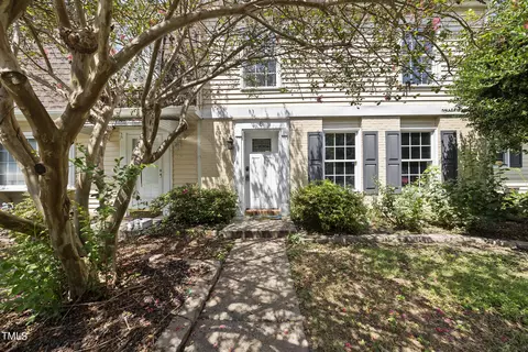 8 Patriot Cir, Durham, NC 27704