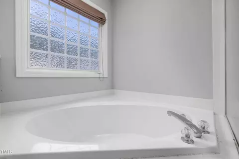 Bath - 7 Upton Ct, Durham, NC 27713 photo 5 of 6