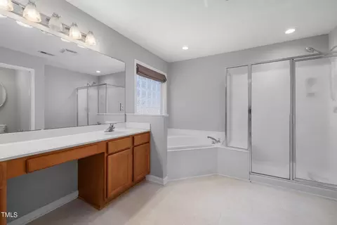 Bath - 7 Upton Ct, Durham, NC 27713 photo 3 of 6