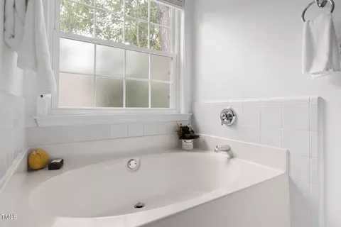Bath - 19 Ringwood Ct, Durham, NC 27713 photo 4 of 8