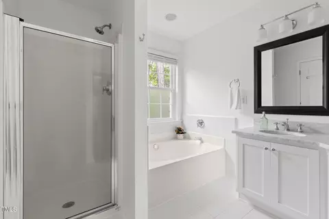 Bath - 19 Ringwood Ct, Durham, NC 27713 photo 6 of 8