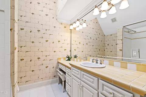 Bath - 231 Devonbrook Ln, Cary, NC 27518 photo 5 of 8