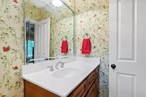 Bath - 231 Devonbrook Ln, Cary, NC 27518 photo 3 of 8