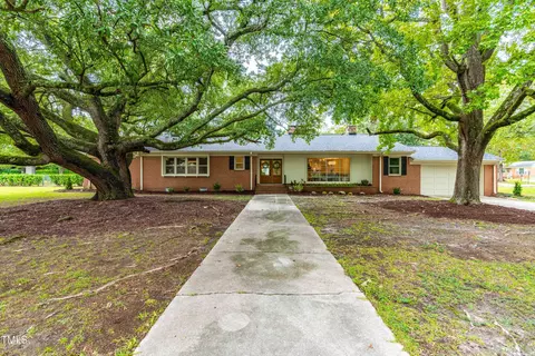 501 Cherry St, Selma, NC 27576 photo 2