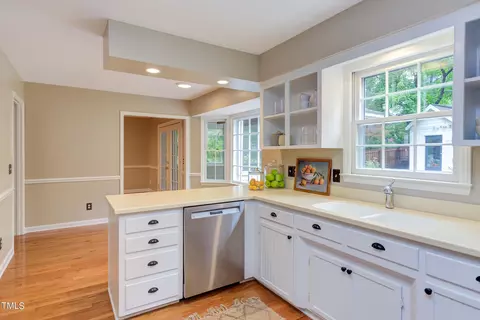 Kitchen - 1015 Apache Ln, Apex, NC 27502 photo 4 of 6