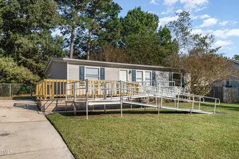 185 Woodbridge Dr, Spring Lake, NC 28390