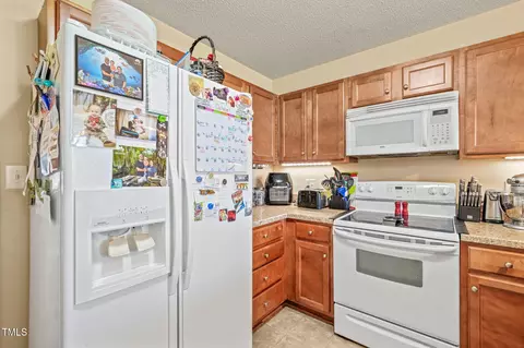 Kitchen - 99 Jackson Trl Trl, Dunn, NC 28334 photo 3 of 5