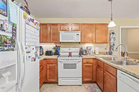 Kitchen - 99 Jackson Trl Trl, Dunn, NC 28334 photo 4 of 5