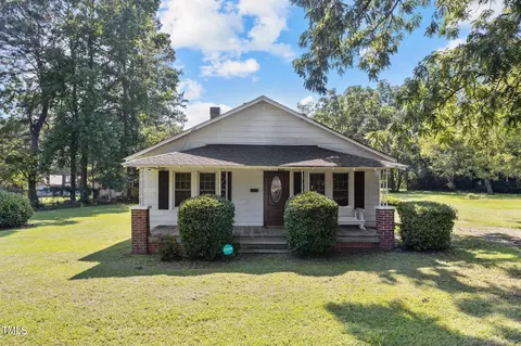719 Barden St, Clinton, NC 28328