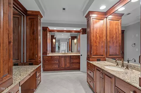Bath - 303 Devonhall Ln, Cary, NC 27518 photo 4 of 6