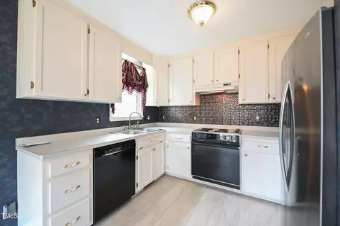 Kitchen - 313 William Dr, Benson, NC 27504 photo 4 of 5