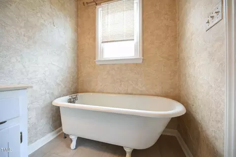 Bath - 313 William Dr, Benson, NC 27504 photo 3 of 5