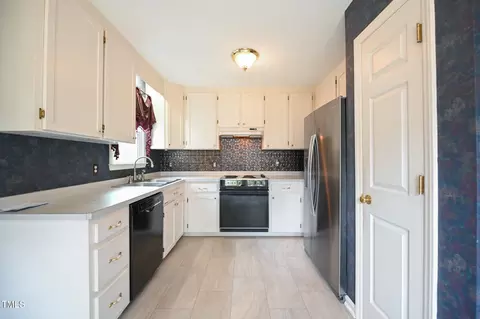 Kitchen - 313 William Dr, Benson, NC 27504 photo 2 of 5