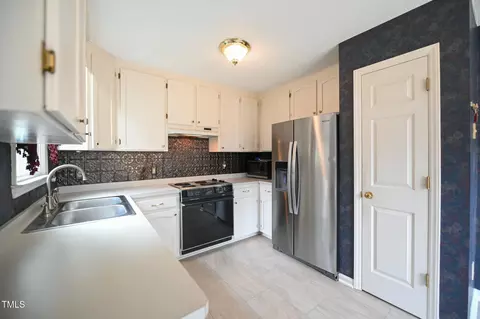 Kitchen - 313 William Dr, Benson, NC 27504 photo 3 of 5