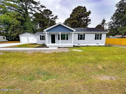 902 Powers St, Clinton, NC 28328