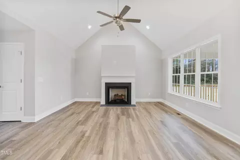 Living - 552 Rowan Rd, Clinton, NC 28328 photo 2 of 4