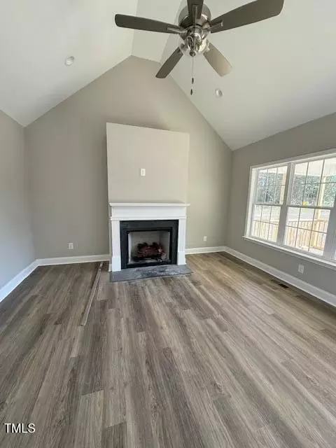 Living - 552 Rowan Rd, Clinton, NC 28328 photo 4 of 4