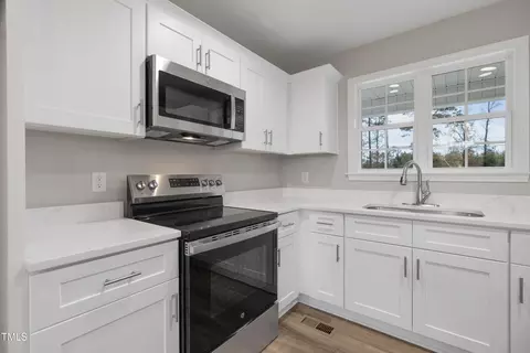 Kitchen - 552 Rowan Rd, Clinton, NC 28328 photo 4 of 8