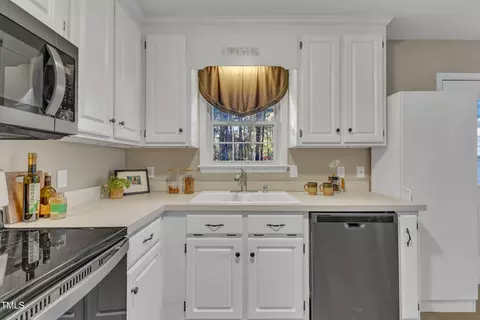 Kitchen - 328 Indigo Pl, Garner, NC 27529 photo 3 of 4