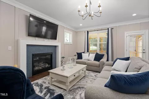Living - 407 Eagle Ct, Henderson, NC 27536 photo 1 of 2