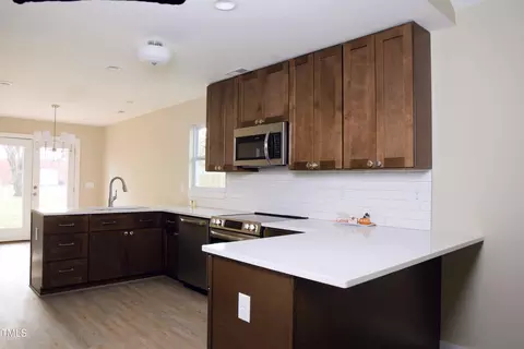 654 Staley St, Burlington, NC 27217 photo 4