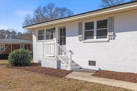 207 Cloverdale Dr, Smithfield, NC 27577 photo 2